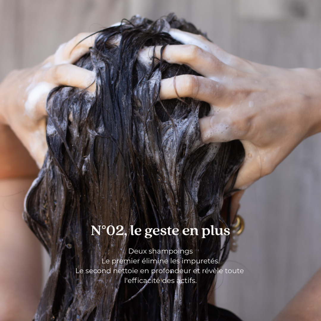 Conseil d’utilisation du shampooing N°02 NETTOIE en deux applications successives.