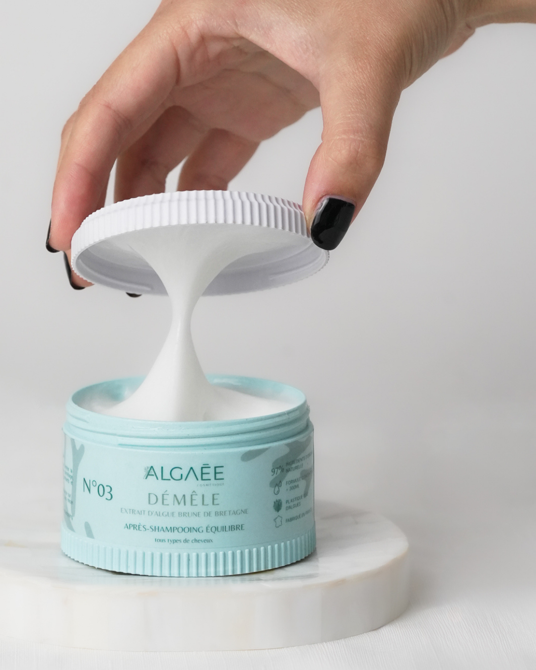après-shampooing naturel ALGAÉE (algue, algae) aux algues pour démêler et nourrir les cheveux sans sulfate et sans silicone. Aux propriétés : hydratante, régénérante, nourrissante, démêlante, anti-frisottis, contrôle du volume et définition des boucles