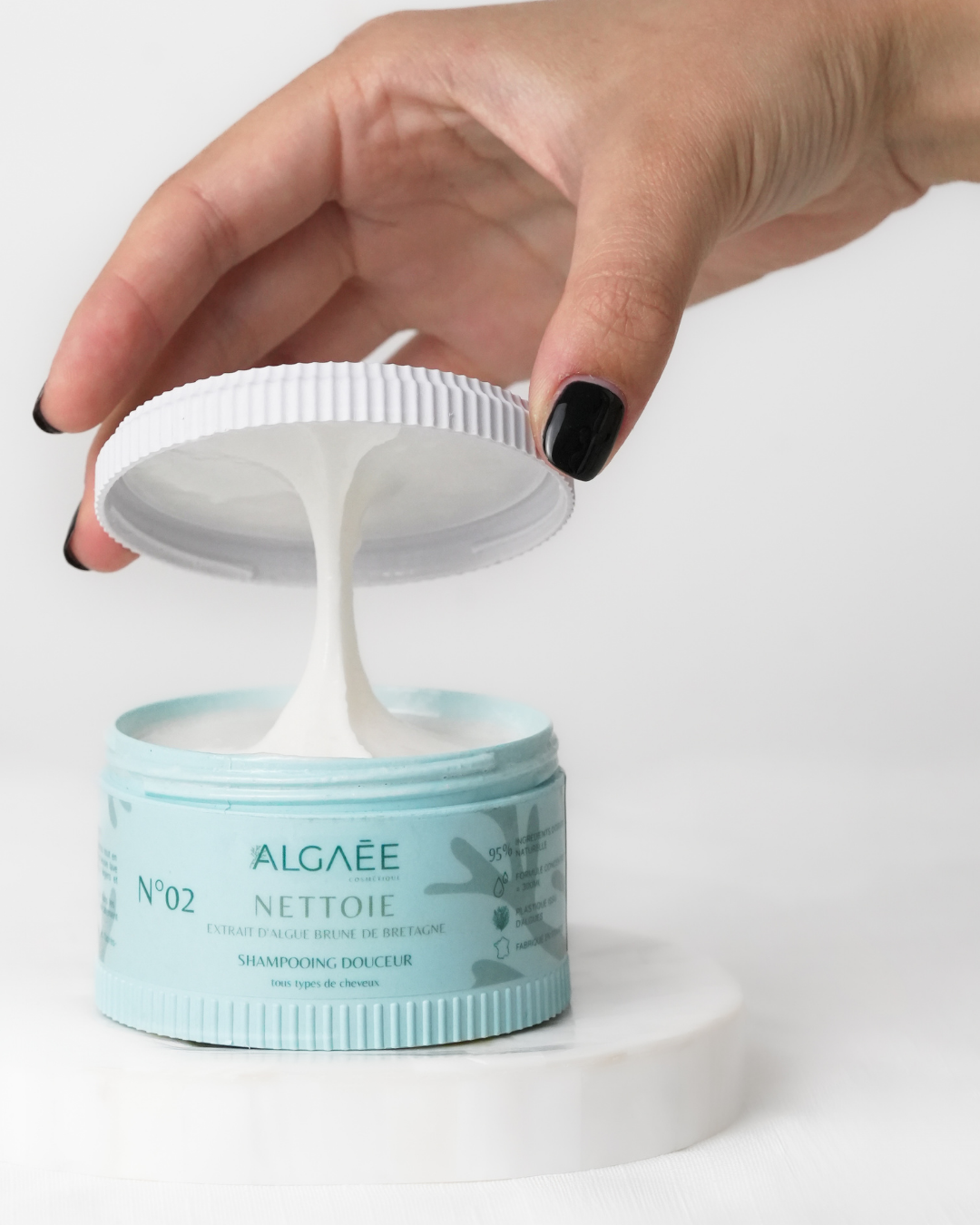 shampooing naturel aux algues ALGAÉE pour nettoyer et adoucir les cheveux sans sulfate et sans silicone. Aux propriétés : hydratante, régénérante, nourrissante, démêlante, anti-frisottis, contrôle du volume et définition des boucles