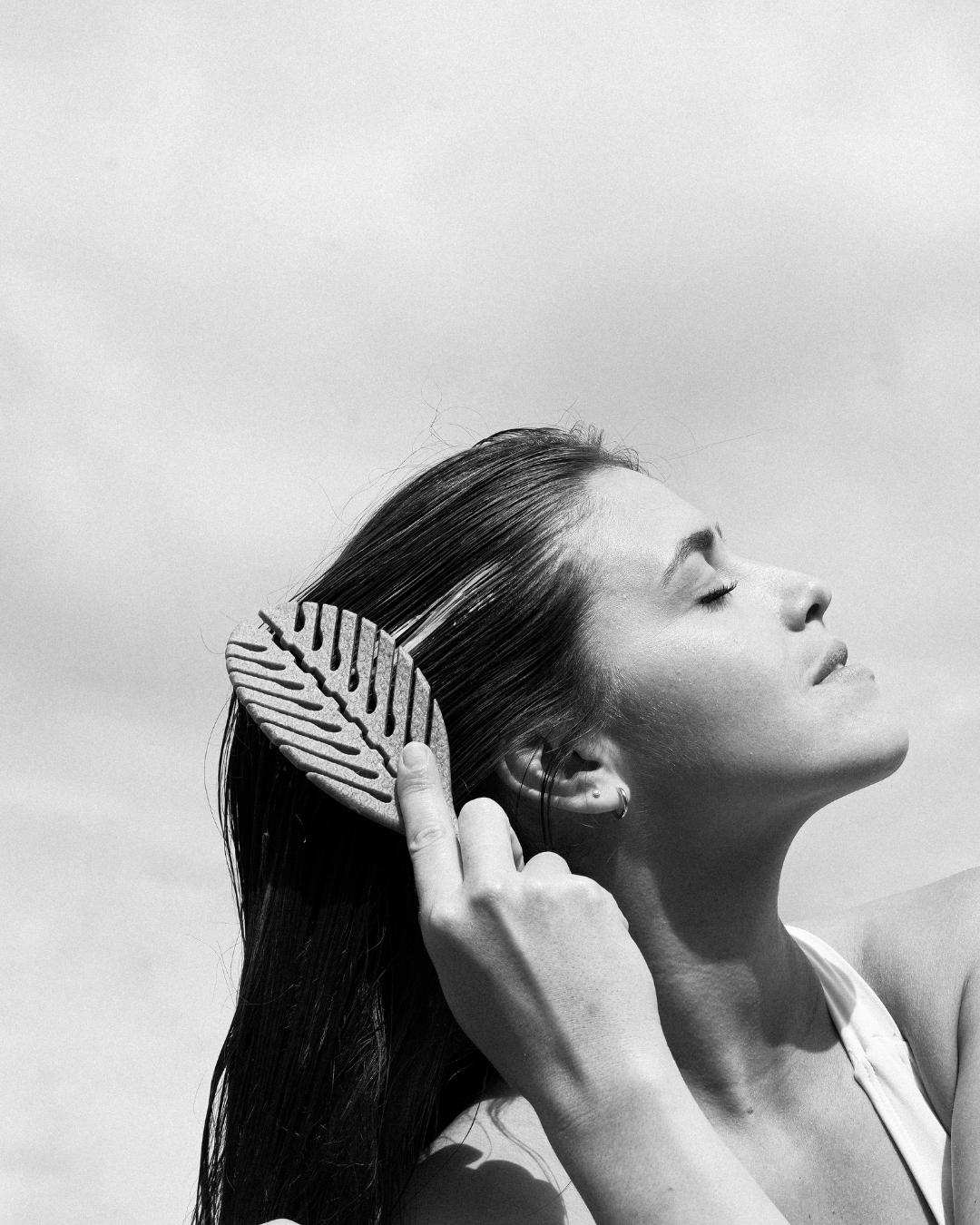 application du soin capillaire naturel ALGAÉE aux algues sur cheveux mouillés